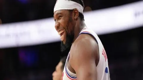 【惊心动魄51秒！达洛特神助攻，姆伯莫一击定乾坤，曼联2-1逆袭领跑全场】